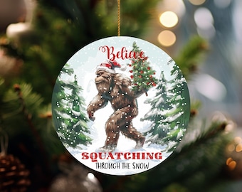 Ornament hurken door de sneeuw, gepersonaliseerde Bigfoot-ornamenten, ornamenten, Big Foot-kerstornament, Sasquatch-ornament