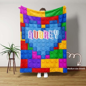 Manta personalizada con forma de corazón de ladrillos de construcción, manta infantil con nombre personalizado, estampado de bloques coloridos, regalo para niños y niñas en su cumpleaños.