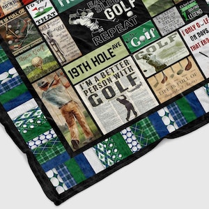 Op de afbeelding: Een kleurrijk quilt met een collage van afbeeldingen met betrekking tot golf. Het quilt heeft een zwarte achtergrond met groene, witte en blauwe vierkanten. De afbeeldingen omvatten een golfer die een club zwaait, golfballen, golfclubs en tekst over golf. De tekst bevat zinnen als "Ik ben een beter persoon met golf", "Het leven zit vol belangrijke keuzes" en "Eten, slapen, golfen, herhalen".