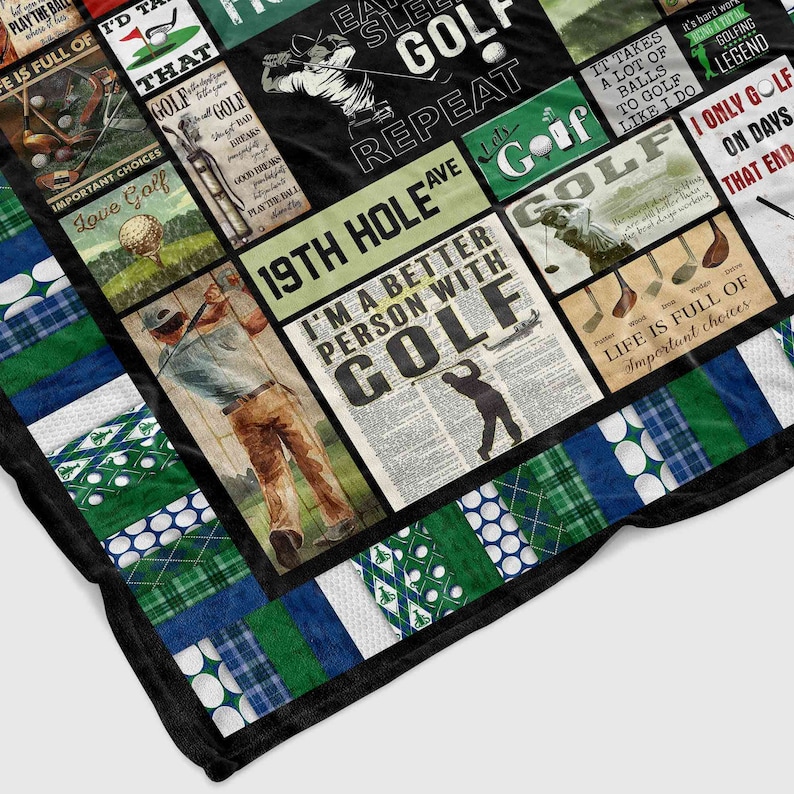 Op de afbeelding: Een kleurrijk quilt met een collage van afbeeldingen met betrekking tot golf. Het quilt heeft een zwarte achtergrond met groene, witte en blauwe vierkanten. De afbeeldingen omvatten een golfer die een club zwaait, golfballen, golfclubs en tekst over golf. De tekst bevat zinnen als "Ik ben een beter persoon met golf", "Het leven zit vol belangrijke keuzes" en "Eten, slapen, golfen, herhalen".