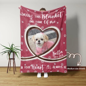 Może przedstawiać: Średniej wielkości czerwony koc z fotografią psa w kształcie serca. Na kocu widnieje napis "Snuggle this blanket and think of me. In your heart I'll always be." Na kocu wydrukowano również imię i daty psa.