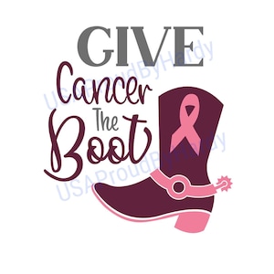 Pode incluir: Uma bota de cowboy rosa e roxa com uma fita rosa na lateral. O texto "GIVE Cancer The Boot" está escrito em uma fonte cursiva.