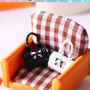 Umhängetasche Puppenhaus schwarz weiß Handtasche, Miniatur Metall Tasche,Puppen Mode-Dekoration,Miniatur