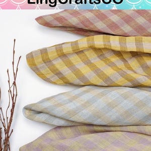 Op de afbeelding: Vier gevouwen stukken stof met een gingham ruitpatroon in gedempte tinten van oudroze, mosterdgeel, lichtblauw en lavendel, elk gecombineerd met een neutraal beige. De tekst LingCraftsCO is zichtbaar bovenaan de afbeelding.