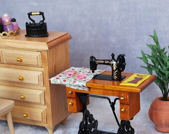 Mini Macchina Da Cucire Vintage In Scala 1:12 Per Casa Delle Bambole - Accessorio In Legno E Metallo