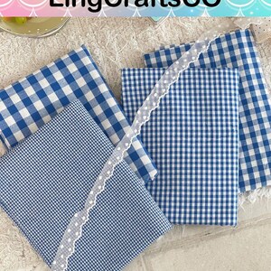 Puede incluir: Tres piezas dobladas de tela de cuadros vichy azul y blanco con una tira diagonal de encaje blanco con patr&oacute;n de puntos sobre ellas. El texto LingCraftsCO es visible en la parte superior de la imagen sobre un fondo festoneado colorido.