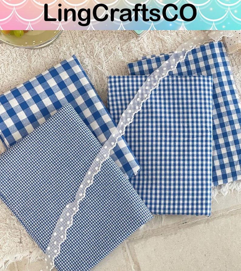 Puede incluir: Tres piezas dobladas de tela de cuadros vichy azul y blanco con una tira diagonal de encaje blanco con patr&oacute;n de puntos sobre ellas. El texto LingCraftsCO es visible en la parte superior de la imagen sobre un fondo festoneado colorido.
