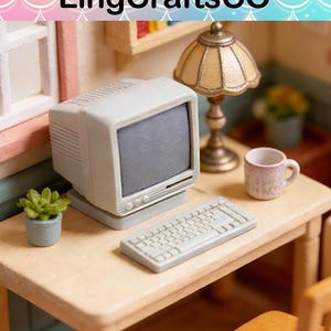 Peut inclure: Scène de bureau miniature avec un ordinateur vintage, un clavier, une lampe et une petite plante en pot. Une petite tasse est posée sur le bureau. La scène est dans une maison de poupée. Le texte "LingCraftsCO" est en haut.