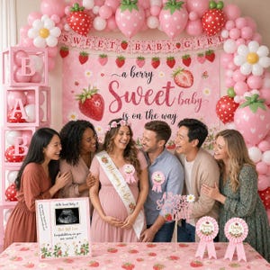 Peut inclure: Sc&egrave;ne de baby shower avec des ballons roses, des d&eacute;corations en forme de fraises et une banni&egrave;re "Sweet Baby Girl". Une personne enceinte porte une &eacute;charpe "Mommy to be". Un panneau indique "Hello Sweet Baby!" et un groupe de personnes est pr&eacute;sent.