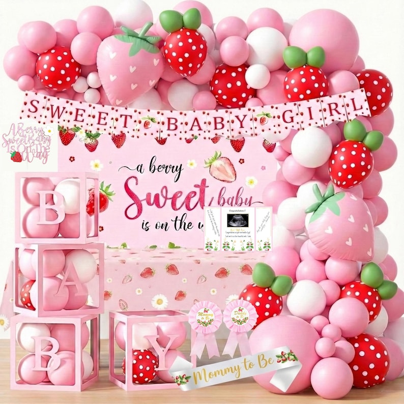 Peut inclure: Un ensemble de d&eacute;corations de baby shower sur le th&egrave;me de la fraise. L'ensemble comprend des ballons roses et blancs, des d&eacute;corations en forme de fraise et une banni&egrave;re avec l'inscription "Sweet Baby Girl". Il y a aussi des bo&icirc;tes qui &eacute;pellent "BABY".