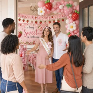 Peut inclure: Une baby shower d&eacute;cor&eacute;e de ballons roses et blancs, de d&eacute;corations de fraises et d'une banni&egrave;re &laquo; Sweet Baby Girl &raquo;. Une femme en robe rose et une &eacute;charpe &laquo; Mommy to Be &raquo; est entour&eacute;e d'invit&eacute;s. Le th&egrave;me est une baby shower tr&egrave;s douce.