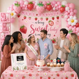 Peut inclure: Sc&egrave;ne de baby shower sur le th&egrave;me de la fraise rose. Une banni&egrave;re indique "Sweet Baby Girl". Une femme enceinte porte une &eacute;charpe avec l'inscription "Mommy to Be". Un g&acirc;teau, des cupcakes et une &eacute;chographie encadr&eacute;e sont sur une table. Ballons et d&eacute;corations compl&egrave;tent le cadre festif.