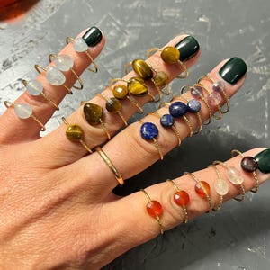 Bonitos y finos anillos de emoción dorados con piedras naturales.