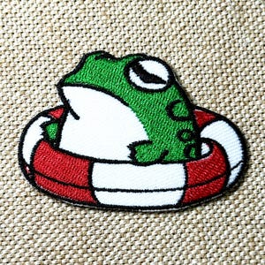 Broderad stryklapp med groda, seriefigur (2,5x1,75 tum)