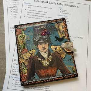 Pode incluir: Instruções para fazer um fólio de feitiços steampunk. As instruções incluem uma lista de materiais, ferramentas e ferramentas opcionais. A imagem também mostra um cartão com tema steampunk com uma mulher usando um chapéu-coco e óculos. O cartão tem o texto "The Witching Hour 12 O'Clock Midnight".