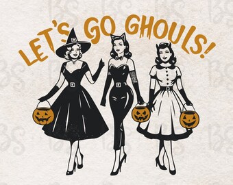 Puede incluir: Una ilustración gráfica con tres figuras disfrazadas, incluyendo una bruja, un gato y un diablo, cada uno sosteniendo un cubo naranja de calabaza. El texto "LET'S GO GHOULS!" aparece arqueado sobre las figuras en una fuente naranja retro.