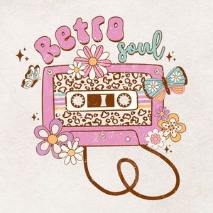 Może przedstawiać: R&oacute;żowa kaseta z nadrukiem w panterkę i tekstem "Retro Soul" w retro czcionce. Kaseta jest otoczona kwiatami i motylami.