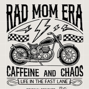 Peut inclure: Conception graphique en noir et blanc repr&eacute;sentant une moto avec le texte "Rad Mom Era", "Caffeine and Chaos" et "Life in the Fast Lane".