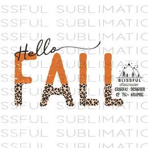 Puede incluir: Gráfico "Hello Fall" naranja y marrón con un diseño de estampado de leopardo. El gráfico incluye una pequeña escena de montaña con una luna y estrellas. También se incluye el texto "Blissful Sublimation Original Designer of This Graphic".