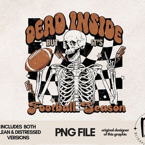 Puede incluir: Un esqueleto sosteniendo una pelota de fútbol con el texto "Dead Inside But It's Football Season" en una fuente de estilo retro. El esqueleto lleva un patrón a cuadros y tiene un signo de paz con rayos.