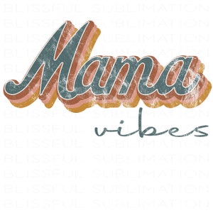 Puede incluir: Dise&ntilde;o gr&aacute;fico de estilo retro con el texto "Mama vibes" en una fuente desgastada. La palabra "Mama" est&aacute; en una fuente superpuesta y multicolor con tonos de azul, marr&oacute;n y naranja.