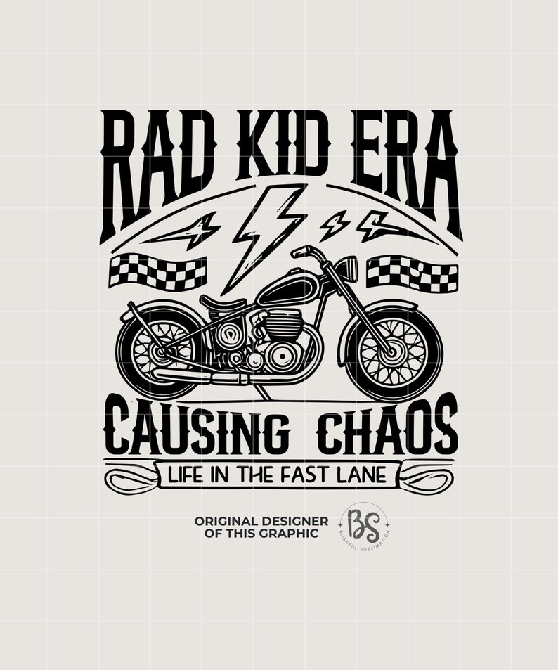 以下が含まれることがあります： 「Rad Kid Era」と「Causing Chaos」というテキストと、「Life in the Fast Lane」というタグラインが書かれたオートバイを描いた白黒のグラフィックデザインです。