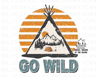 Peut inclure: Un design graphique de style vintage représentant une silhouette de tipi avec une chaîne de montagnes et un coucher de soleil derrière. Le texte "GO WILD" est dans une police bleue vieillie. Le graphique est entouré d'un cercle orange vieilli avec des rayures blanches.