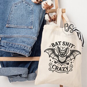 Bat shit crazy Lustiges Halloween T-Shirt, Retro Halloween T-Shirt, Fledermaus Shirt, Halloween T-Shirt, Fledermaus Shirt, Halloween T-Shirt Design Bild 5