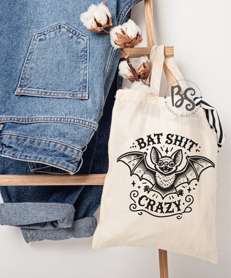 Bat shit crazy Lustiges Halloween T-Shirt, Retro Halloween T-Shirt, Fledermaus Shirt, Halloween T-Shirt, Fledermaus Shirt, Halloween T-Shirt Design Bild 5