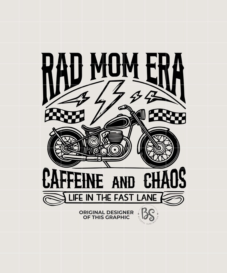 Peut inclure: Conception graphique en noir et blanc repr&eacute;sentant une moto avec le texte "Rad Mom Era", "Caffeine and Chaos" et "Life in the Fast Lane".