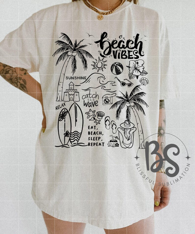 Może przedstawiać: Biały t-shirt z czarnym nadrukiem przedstawiającym palmy, deskę surfingową, okulary przeciwsłoneczne, piłkę plażową, zamek z piasku oraz tekst "beach vibes", "catch the wave", "relax" i "eat, beach, sleep, repeat".