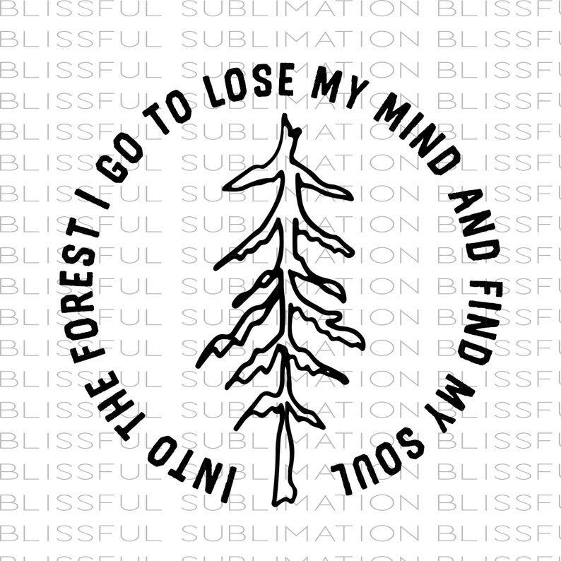 Pu&ograve; includere: Illustrazione in bianco e nero di un pino con il testo "Forest I go to lose my mind and find my soul" in un cerchio attorno all'albero.
