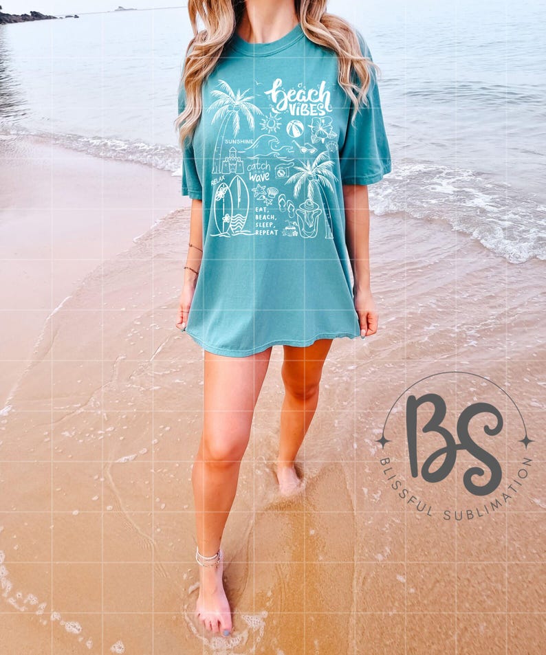 Może przedstawiać: Turkusowy t-shirt z białym nadrukiem przedstawiającym palmę, parasol plażowy, deskę surfingową i napis "Beach Vibes". Nadruk zawiera r&oacute;wnież tekst "Sunshine, Catch Wave, Relax, Eat Beach Sleep Repeat".