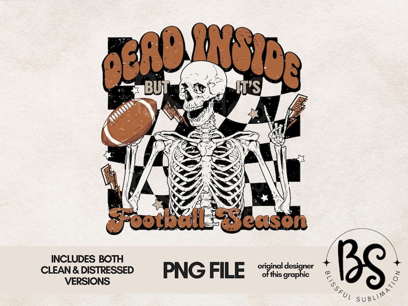 Puede incluir: Un esqueleto sosteniendo una pelota de f&uacute;tbol con el texto "Dead Inside But It's Football Season" en una fuente de estilo retro. El esqueleto lleva un patr&oacute;n a cuadros y tiene un signo de paz con rayos.