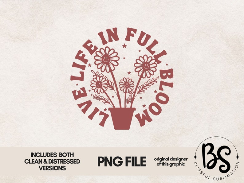 Op de afbeelding: Een rood grafisch ontwerp met de tekst "Live Life in Full Bloom" in een cirkel met een gestileerd bloemendesign in het midden. De bloemen hebben smiley-gezichten.