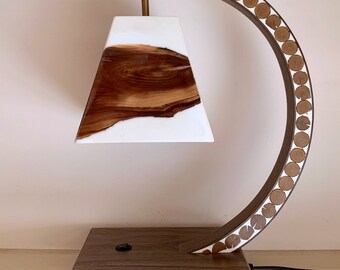 Unieke witte houten walnoot hars lamp. Epoxy lamp. Bureaulamp. Bureaudecor van het bureau. Bureaulamp. Traditionele stijllamp.