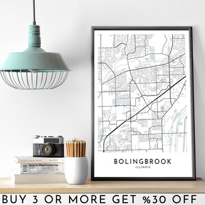 Pode incluir: Uma impressão de mapa em preto e branco de Bolingbrook, Illinois, em uma moldura preta. O mapa é de estilo minimalista com linhas pretas e sombreamento cinza. O texto "Bolingbrook, Illinois" é impresso abaixo do mapa.