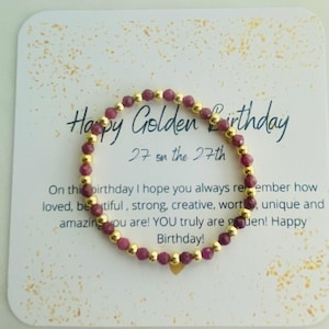Pulseira elástica dourada de aniversário de julho com pedra de nascimento e ouro, pulseira de presente de aniversário com cartão, joias delicadas e minimalistas de rubi para o mês de nascimento