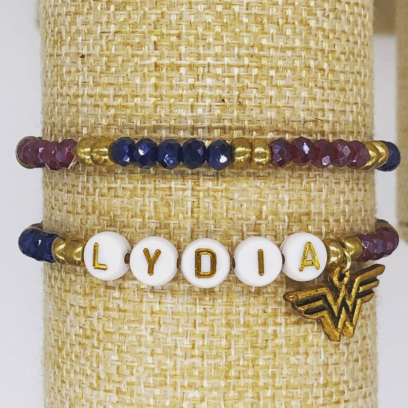 Pulsera con dije de Mujer Maravilla, joyería de superhéroes, regalos de superhéroes para niñas, regalo de Marvel para ella imagen 1