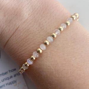 Pulsera elástica dorada con piedra de nacimiento de abril y oro, pulsera de regalo de cumpleaños con tarjeta, delicada joyería minimalista de cuarzo para el mes de nacimiento