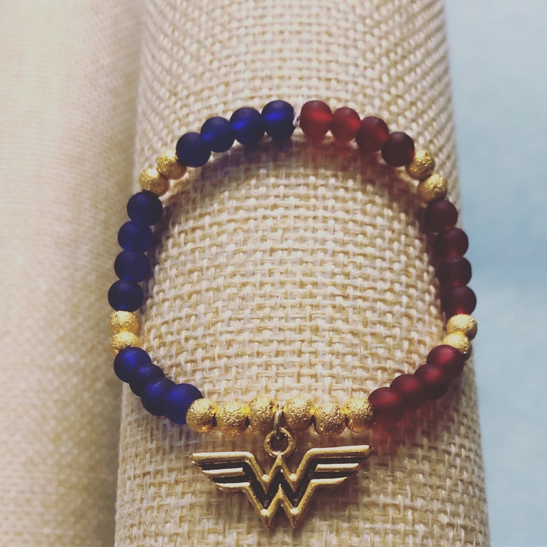 Pulsera con dije de Mujer Maravilla, joyería de superhéroes, regalos de superhéroes para niñas, regalo de Marvel para ella imagen 3