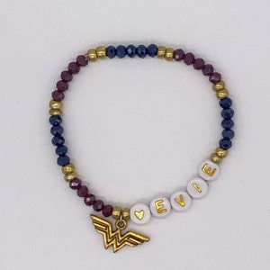 Pulsera con dije de Mujer Maravilla, joyería de superhéroes, regalos de superhéroes para niñas, regalo de Marvel para ella imagen 2