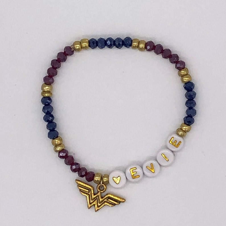Pulsera con dije de Mujer Maravilla, joyería de superhéroes, regalos de superhéroes para niñas, regalo de Marvel para ella imagen 2