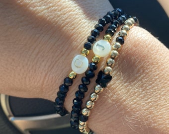Pulsera con inicial delicada: concha negra y dorada, pulsera de cuentas apilable
