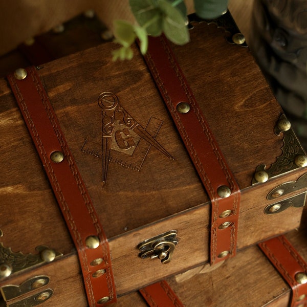 Boîte au trésor maçonnique, petit coffre décoratif en bois et cuir, boîte vintage doublure en velours (8,3 x 5,3 x 3,7 po)
