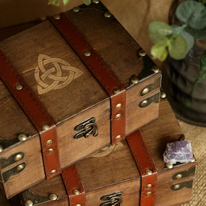 Triquetra Celtic Trinity Knot Irish Love Knot Treasure Box,Wood and Leather Decorative Chest, Velvet Lining Vintage Box (8.3 x 5.3 x 3.7 in)