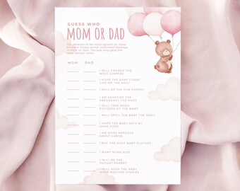 Puede incluir: Un juego imprimible rosa y blanco para un baby shower. El juego pide a los invitados que adivinen quién cambiará más pañales, espera que el bebé se parezca más a ellos, sea el padre divertido, disfrute más del embarazo, tome más fotos del bebé, mime más al bebé, espere que el bebé diga su nombre primero, esté más nervioso por el parto, compre más ropa de bebé, quiera más hijos, sea el padre paciente y lea más cuentos para dormir al bebé. El juego tiene dos columnas etiquetadas como "Mamá" y "Papá".