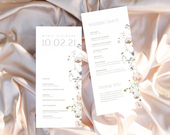 Op de afbeelding: Twee witte huwelijksprogramma's met bloemendetails. De tekst is geschreven in een elegant lettertype. De datum "10.02.21" wordt weergegeven. Bloemenillustraties in gedempte tinten blauw, wit en beige sieren de randen.