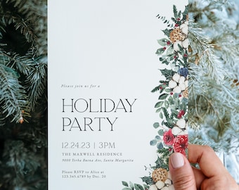 Könnte beinhalten: Eine weiße Einladung zur Weihnachtsfeier mit floralem Rand. Der Text lautet "HOLIDAY PARTY" mit Datum, Uhrzeit und Ortsangaben. Die Einladung wird vor einem verschwommenen Hintergrund aus immergrünen Zweigen gehalten.