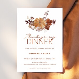 Op de afbeelding: Thanksgiving Dinner uitnodiging met een aquarel bloemstuk met een pompoen en herfstbladeren. De uitnodiging bevat de tekst "Thanksgiving Dinner", namen, datum, tijd en adres.